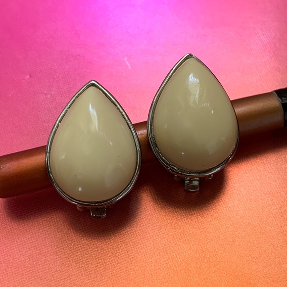 Jewelry - Vintage Creme Beige & Silver Tone Tear Drop Clip On Earrings
